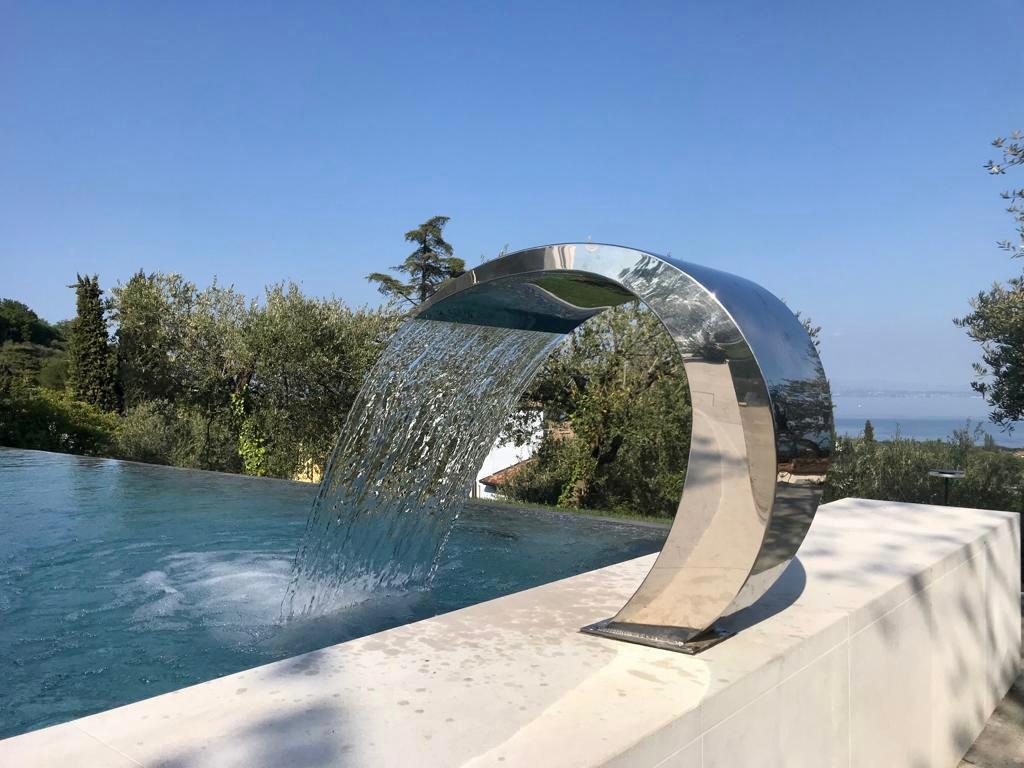 Fontana in acciaio inox a bordo piscina