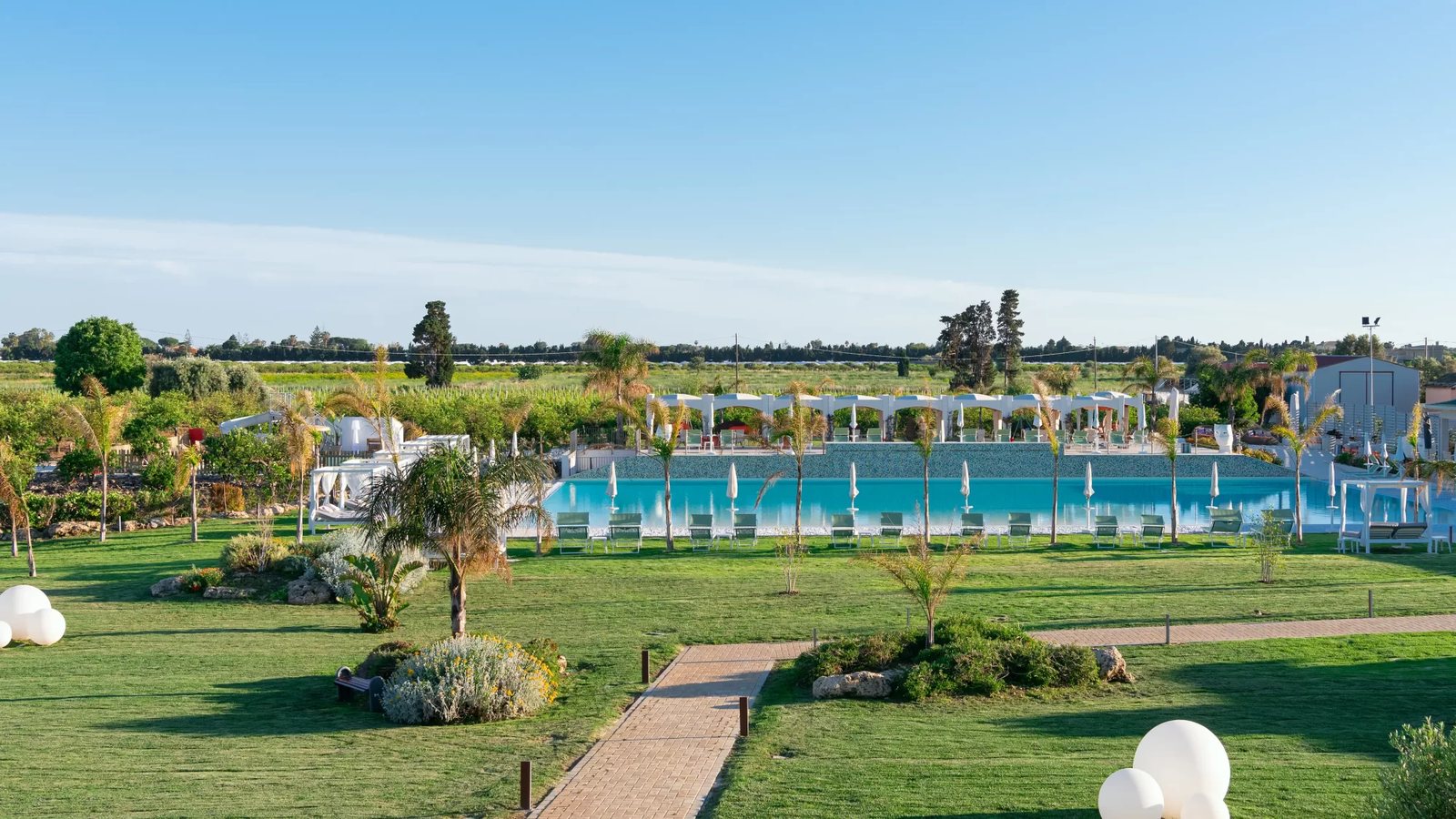 Il parco e la piscina visti dalla struttura — Principe di Fitalia, Sicilia