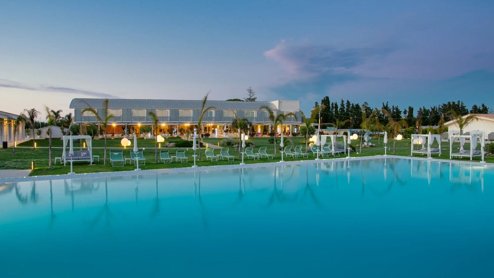 La piscina e la struttura al tramonto — Principe di Fitalia, Sicilia