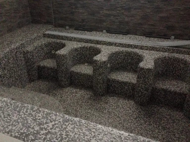 Le sedute riscaldate del bagno turco — Centro benessere Evasion, Hotel dei Focesi