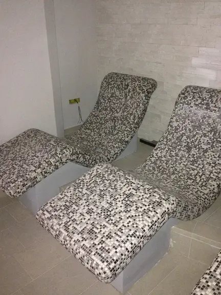 I lettini riscaldati dell'area relax — Centro benessere Evasion, Hotel dei Focesi