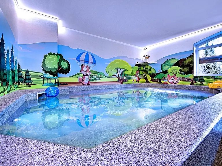 La vasca con il murales che avvolge la stanza — Hotel Negritella, Folgarida (TN)