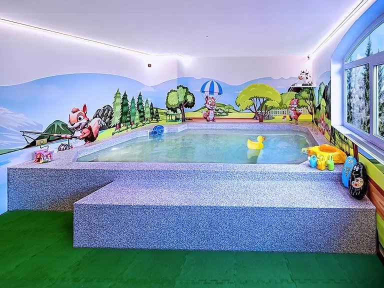 Bordo-seduta e pavimentazione morbida — Hotel Negritella, Folgarida (TN)