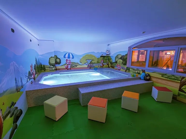 La stessa vasca con illuminazione viola — Hotel Negritella, Folgarida (TN)