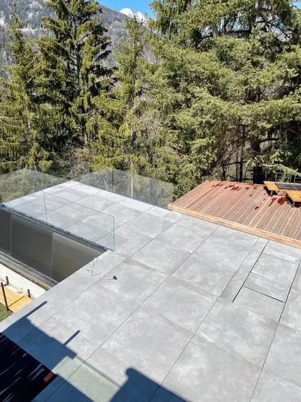 Il solarium in pietra e il parapetto in vetro — Abitazione privata, Svizzera