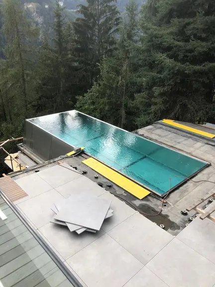 La vasca in acciaio inox durante il montaggio — Abitazione privata, Svizzera