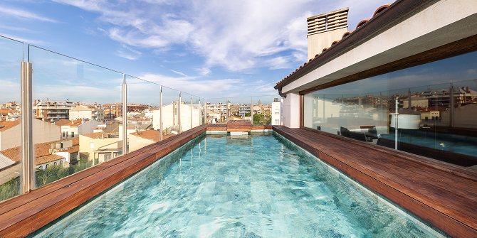 Piscina realizzata in copertura, con parapetto in vetro